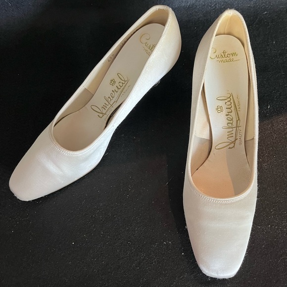 Vintage 60’s-70’s satin heels, 2.5 heel, vintage size 6.5 - Picture 2 of 16